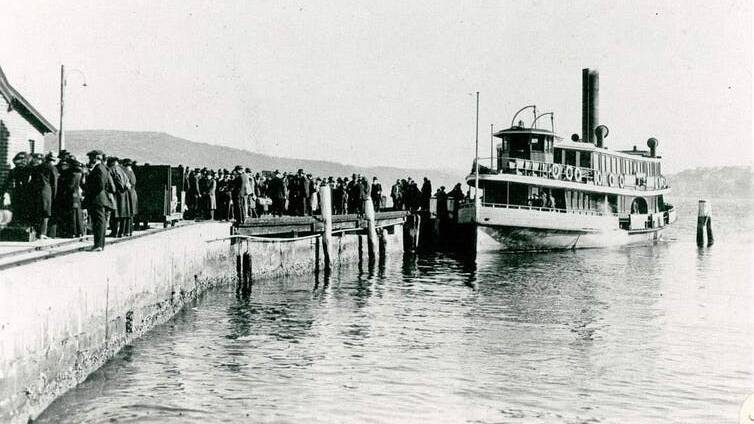 Passengers disembark from a Sydney ferry at a quarantine wharf in 1919. Wikimedia Commons
