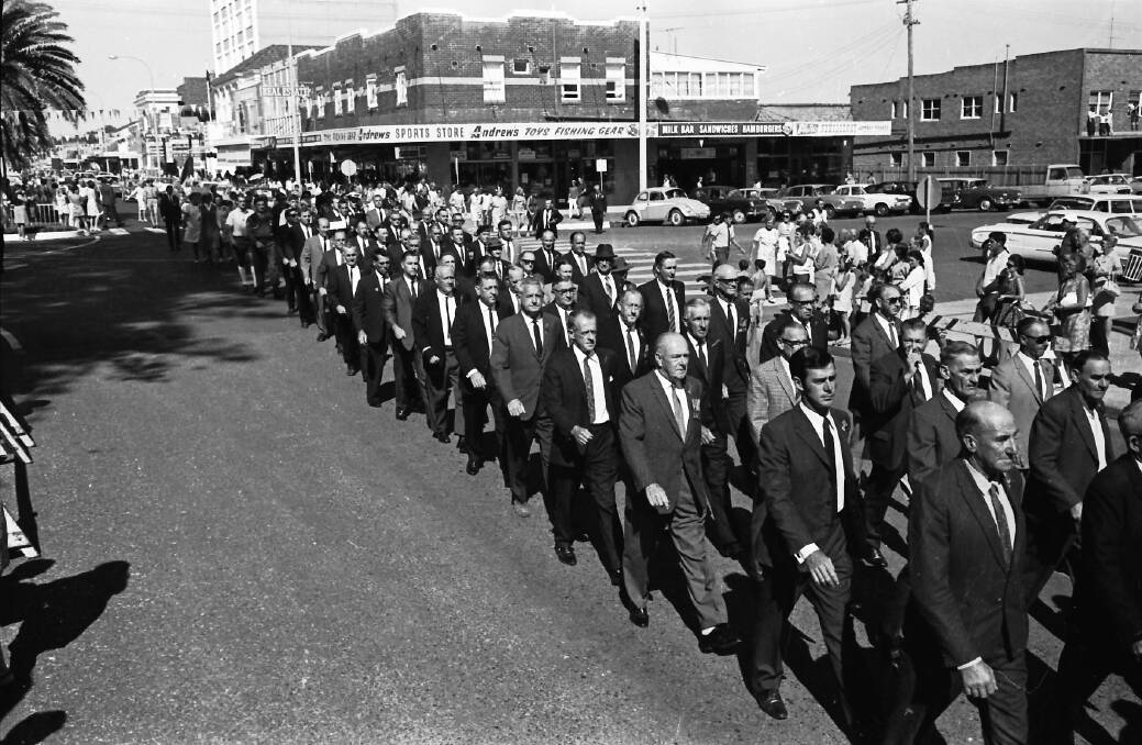 Large contingent: Ex-Servicemen in the Anzac Day march along Horton Street, 1971.