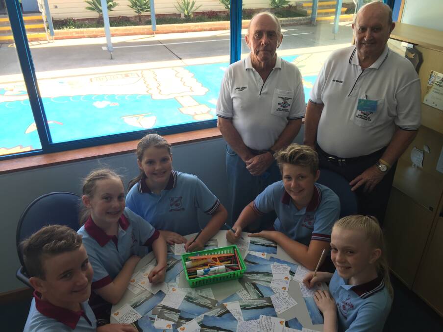 Important project: North Haven Public School students with National Servicemen’s Association representatives from the Port Macquarie-Hastings branch John James (Chat) and Ray Chester. 