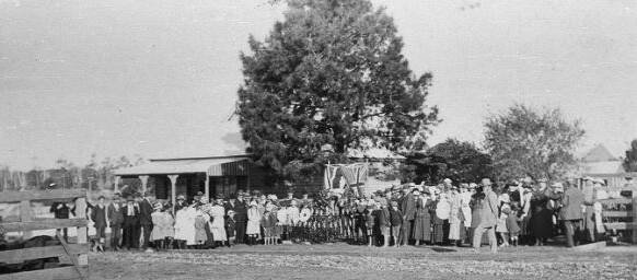Memorial Service 1918 in Kendall. Photo: Alfred Cavalchini.