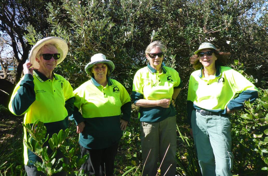 Volunteers from Landcare at Lake Cathie. 