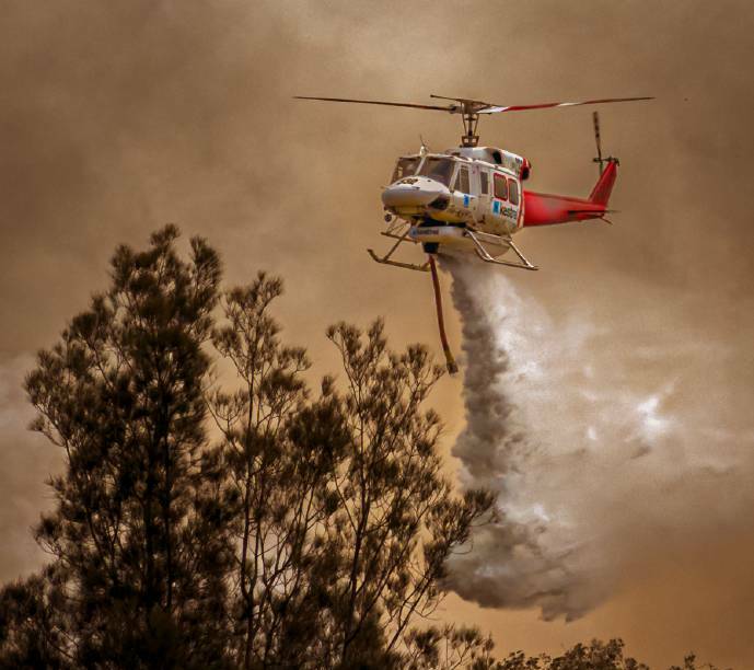 Waterbombing efforts continue as the Crestwood fire erupts and moves again towards Lake Cathie. Photo: Rich Shaw, Richscape Photography.